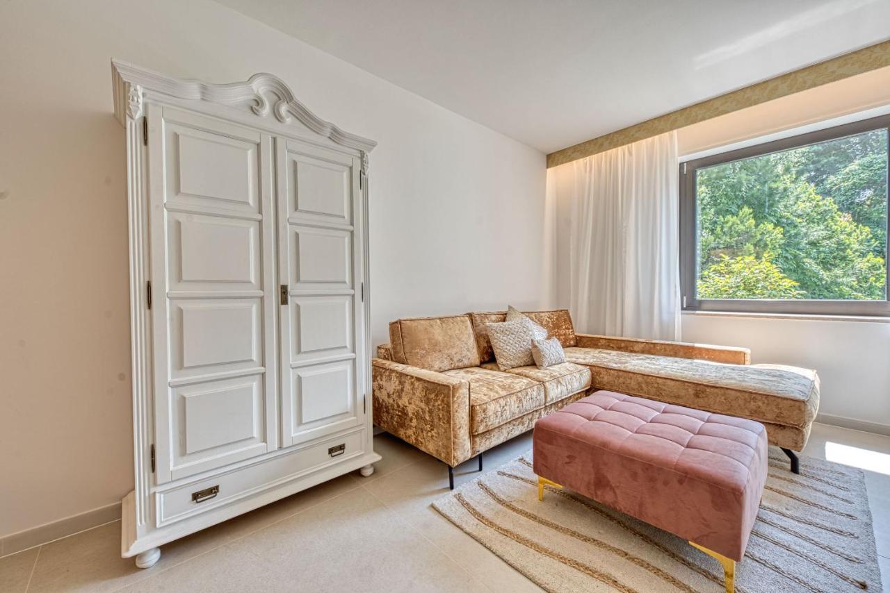 Goldfinger + Suites Lana Bagian luar foto