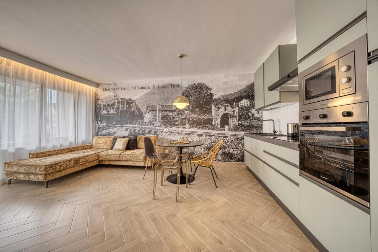 Goldfinger + Suites Lana Bagian luar foto