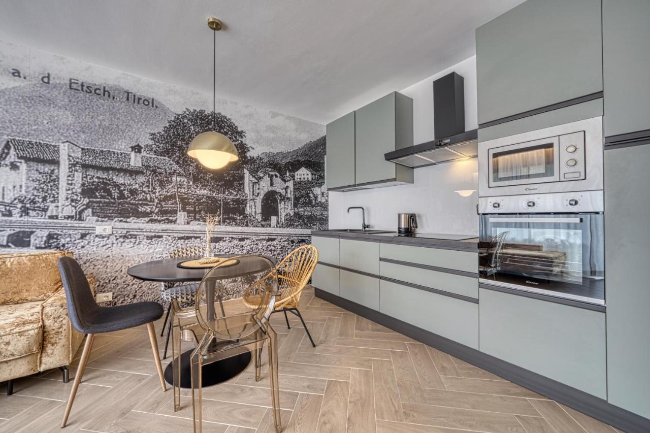 Goldfinger + Suites Lana Bagian luar foto