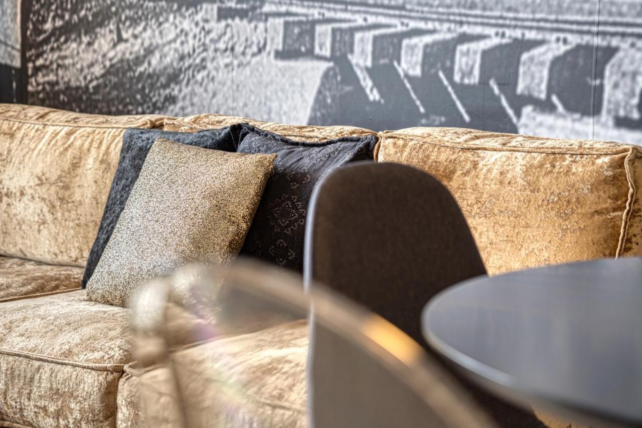 Goldfinger + Suites Lana Bagian luar foto
