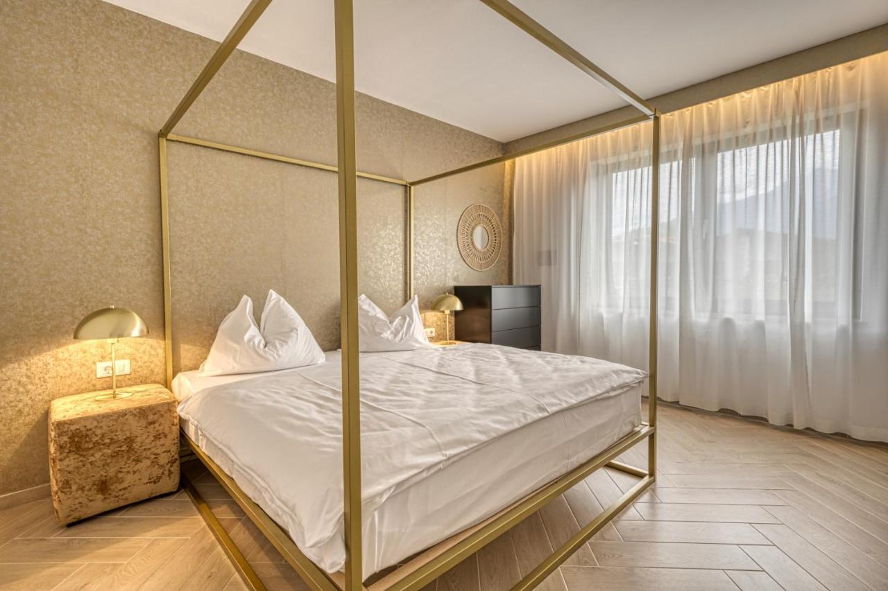Goldfinger + Suites Lana Bagian luar foto