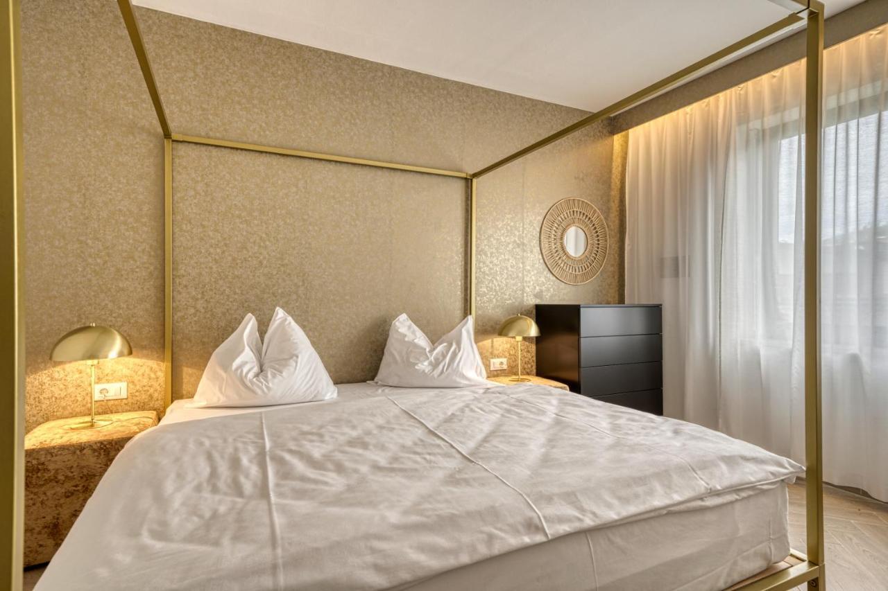 Goldfinger + Suites Lana Bagian luar foto
