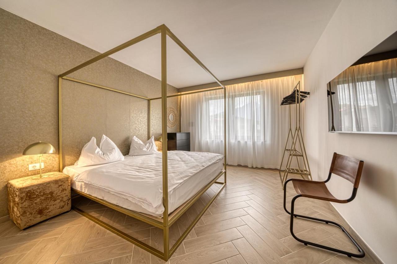 Goldfinger + Suites Lana Bagian luar foto