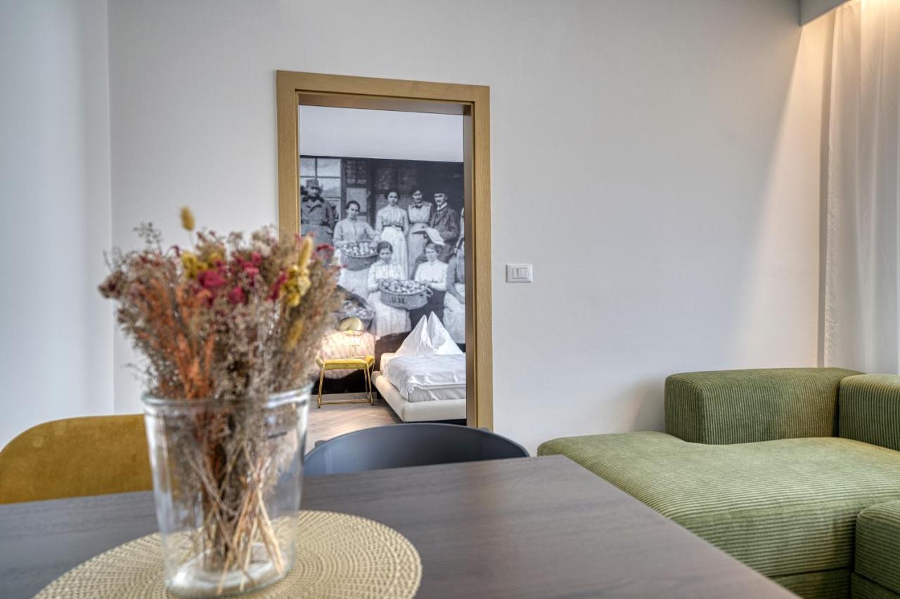 Goldfinger + Suites Lana Bagian luar foto