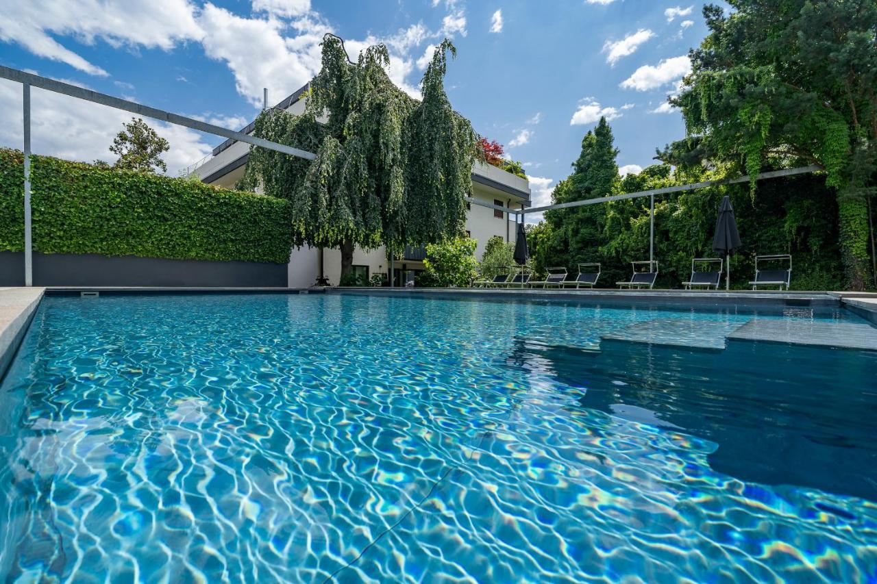Goldfinger + Suites Lana Bagian luar foto