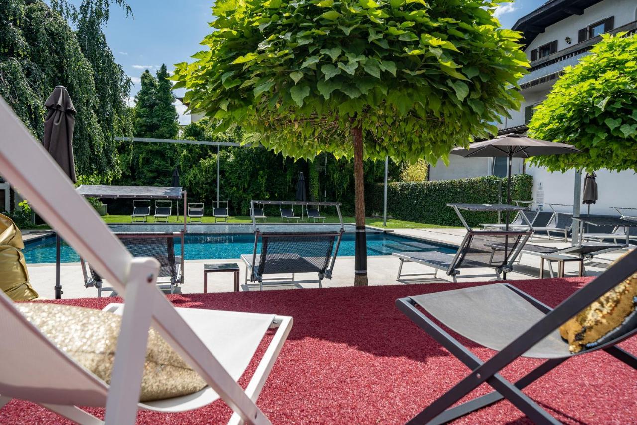 Goldfinger + Suites Lana Bagian luar foto