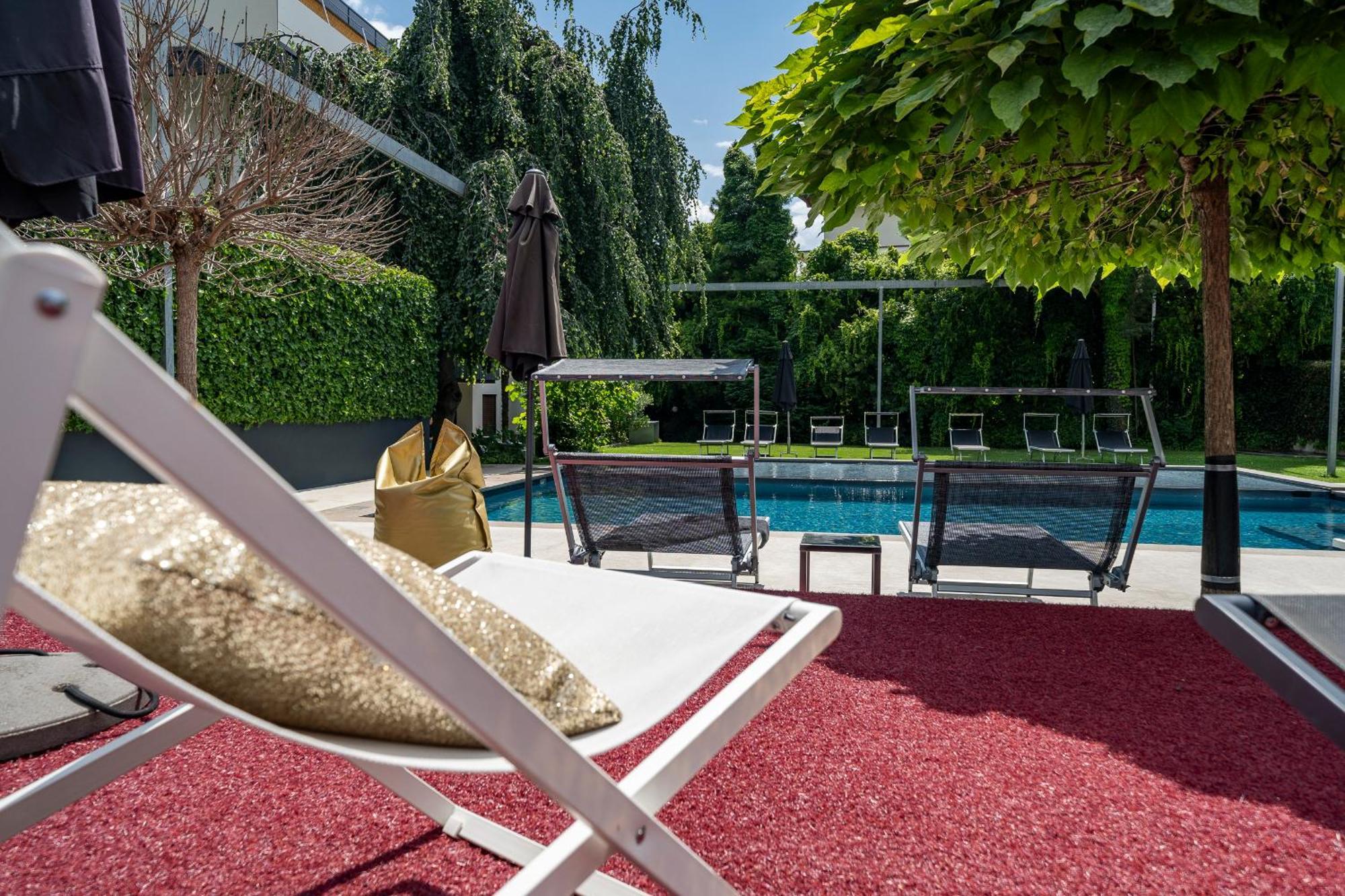 Goldfinger + Suites Lana Bagian luar foto