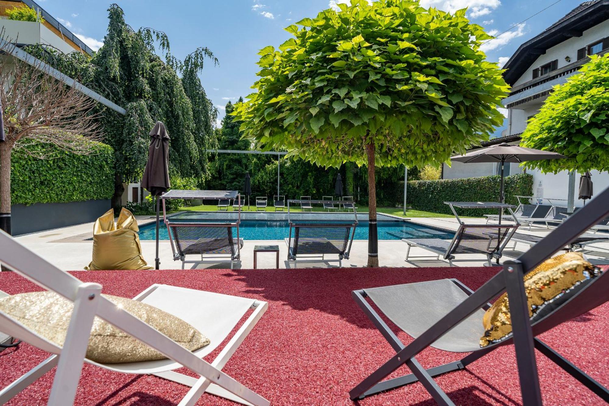 Goldfinger + Suites Lana Bagian luar foto