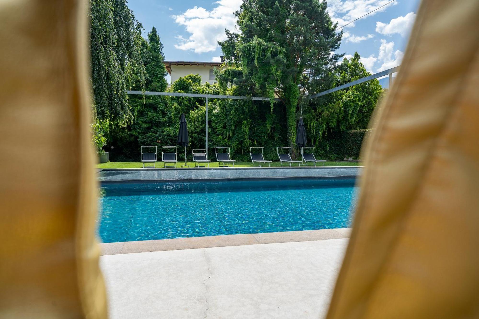 Goldfinger + Suites Lana Bagian luar foto