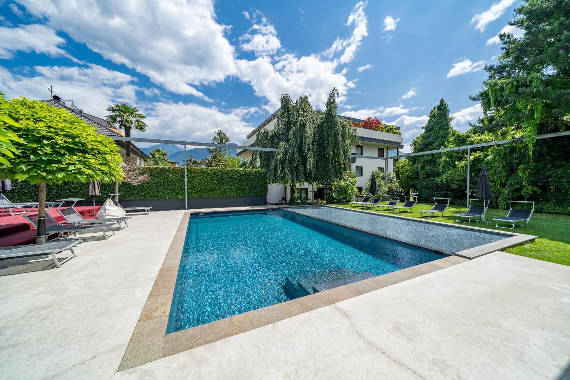 Goldfinger + Suites Lana Bagian luar foto