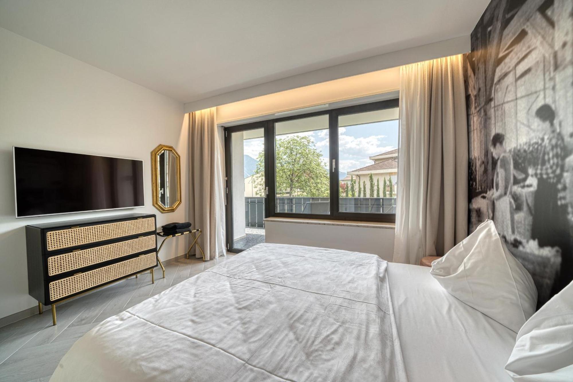 Goldfinger + Suites Lana Bagian luar foto