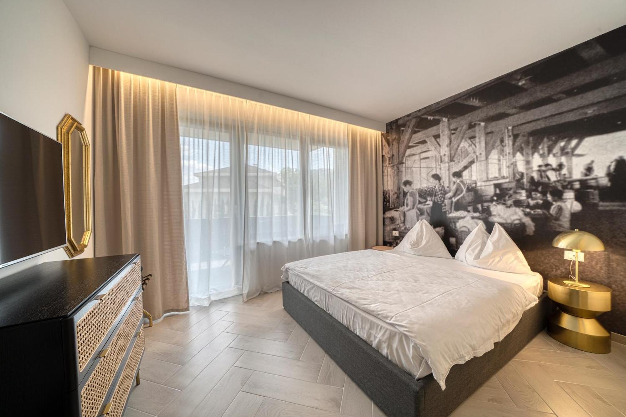 Goldfinger + Suites Lana Bagian luar foto