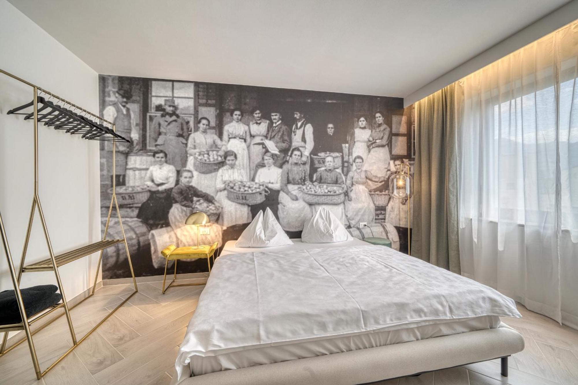 Goldfinger + Suites Lana Bagian luar foto