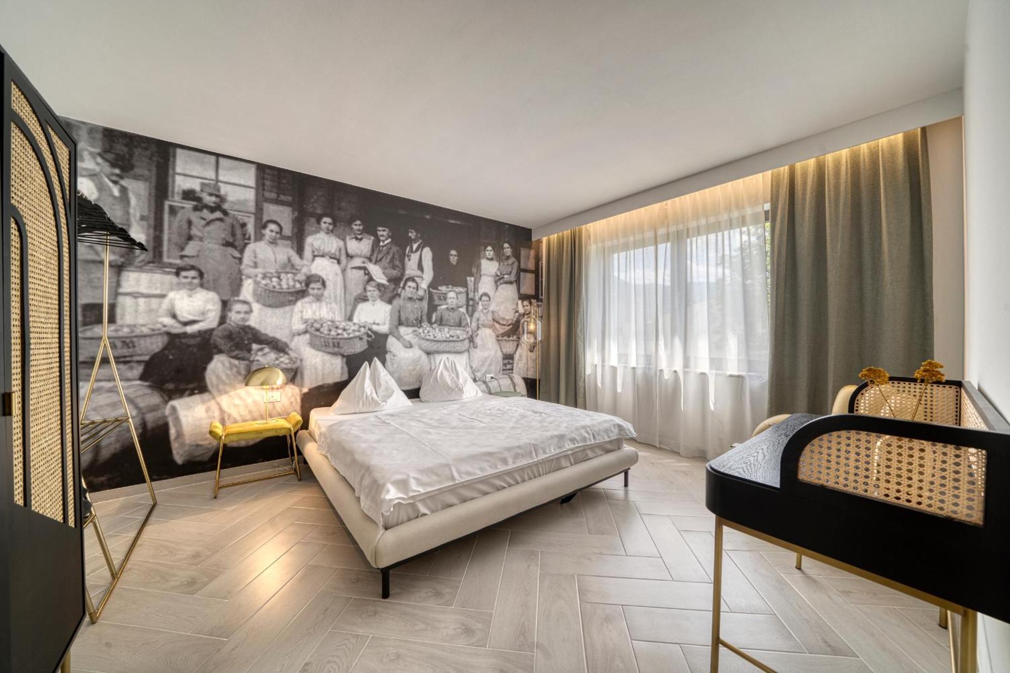 Goldfinger + Suites Lana Bagian luar foto