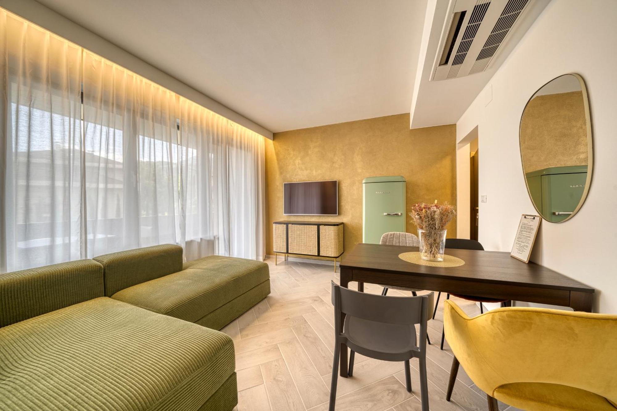 Goldfinger + Suites Lana Bagian luar foto