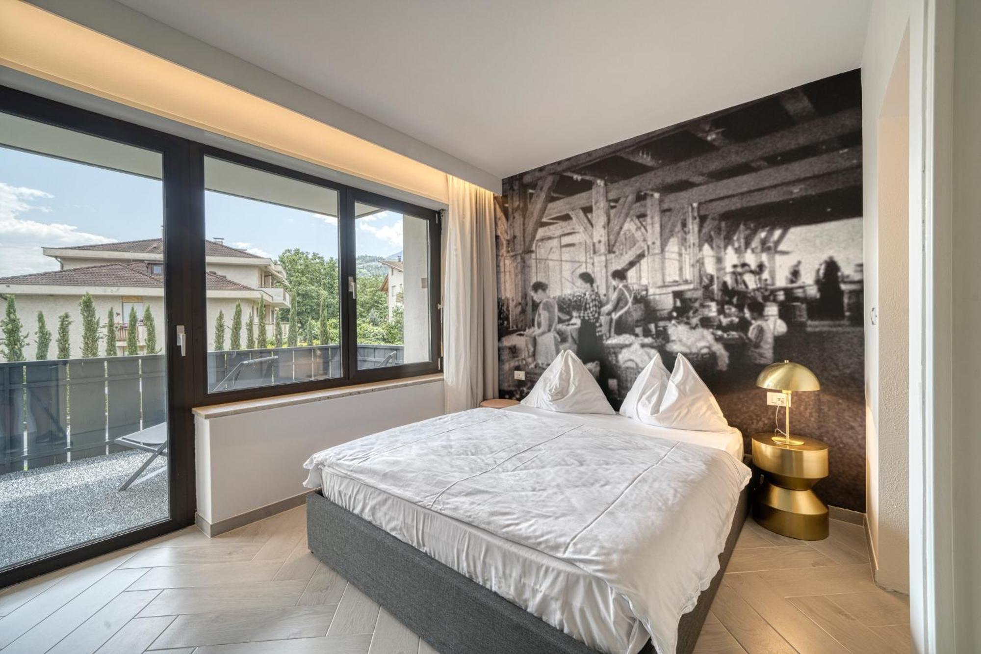 Goldfinger + Suites Lana Bagian luar foto