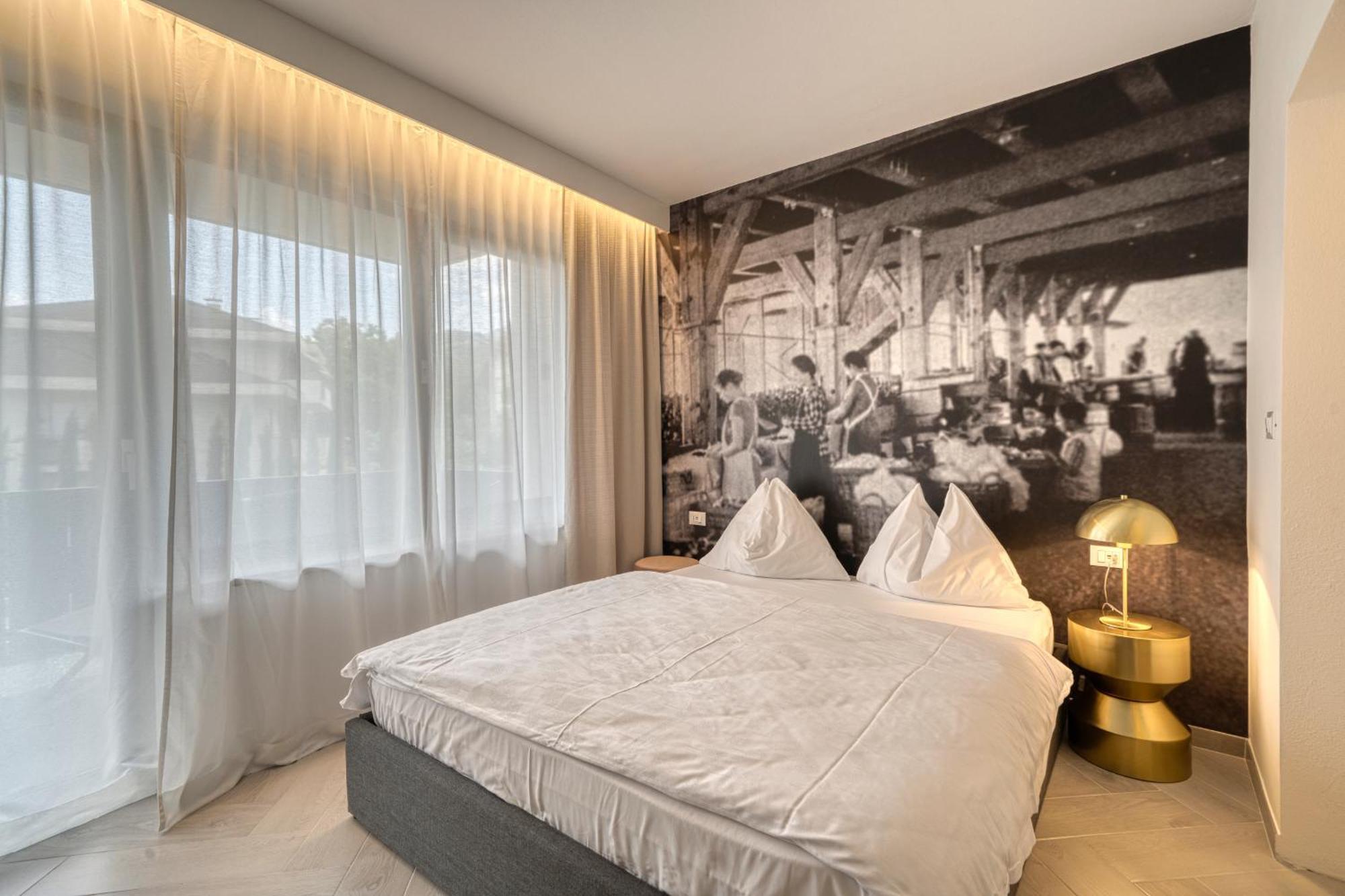 Goldfinger + Suites Lana Bagian luar foto