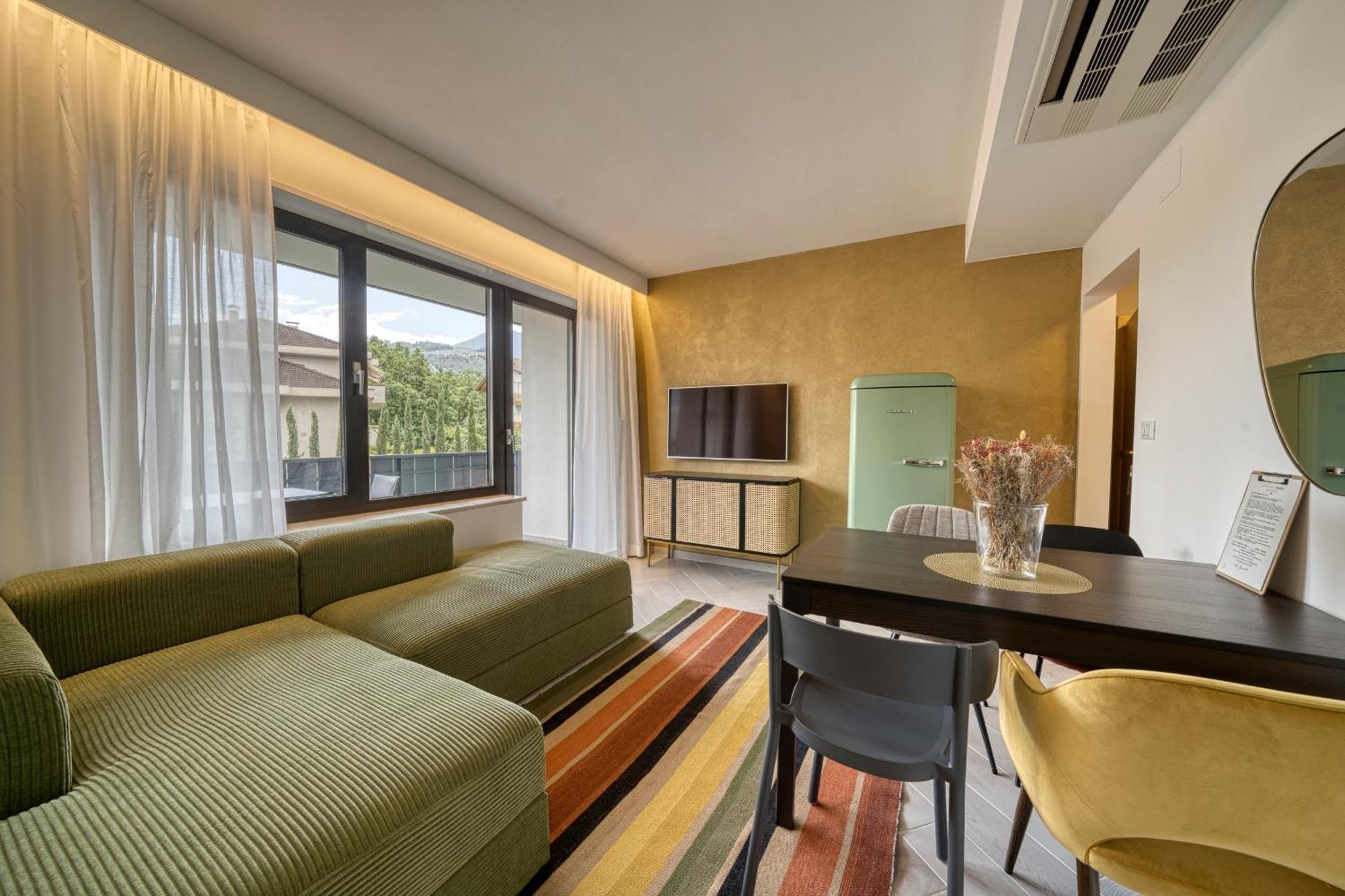 Goldfinger + Suites Lana Bagian luar foto