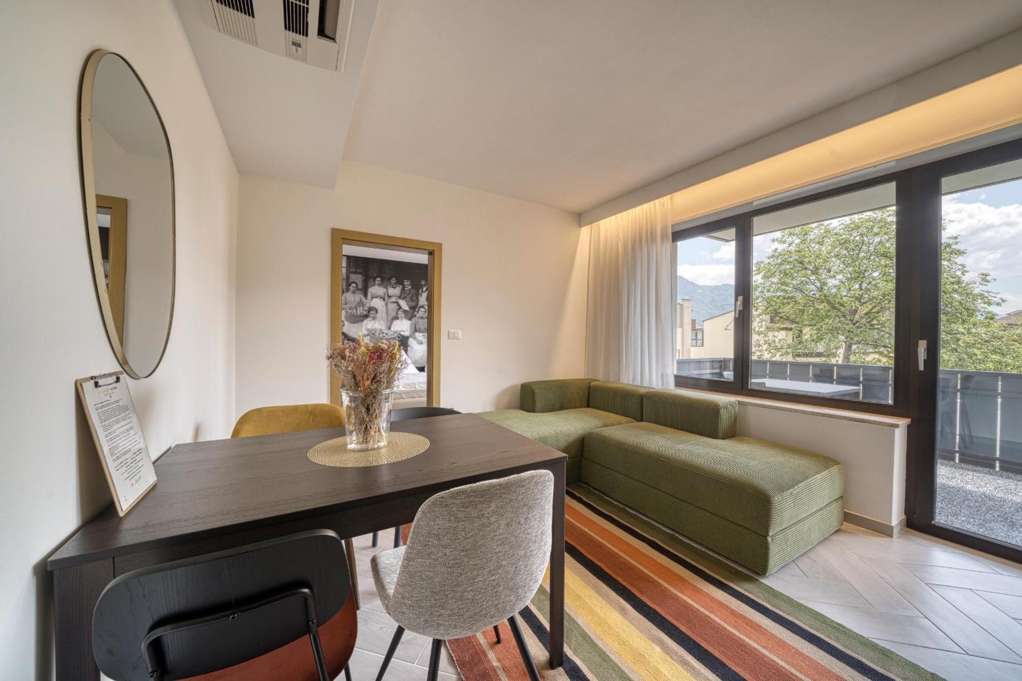 Goldfinger + Suites Lana Bagian luar foto