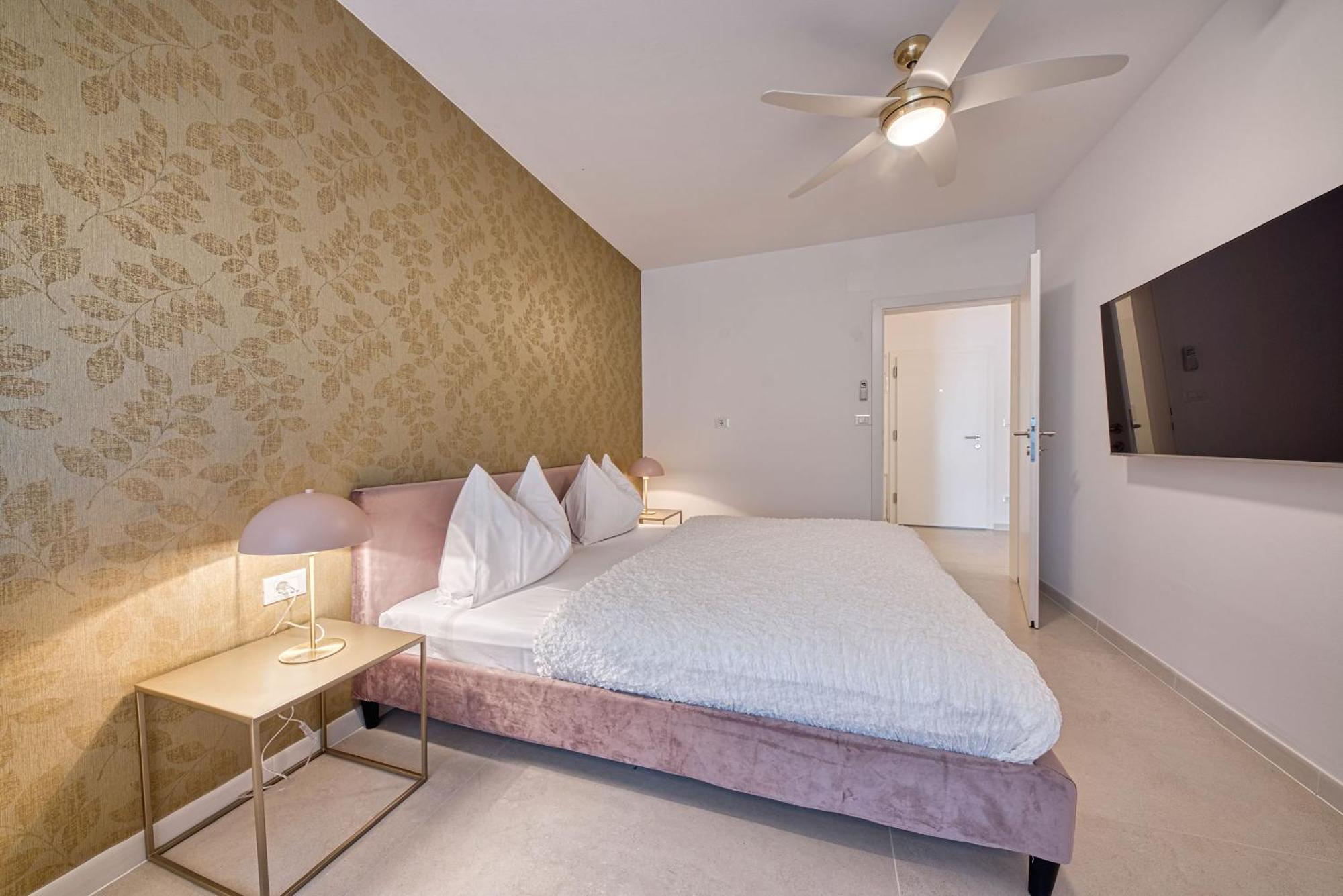 Goldfinger + Suites Lana Bagian luar foto
