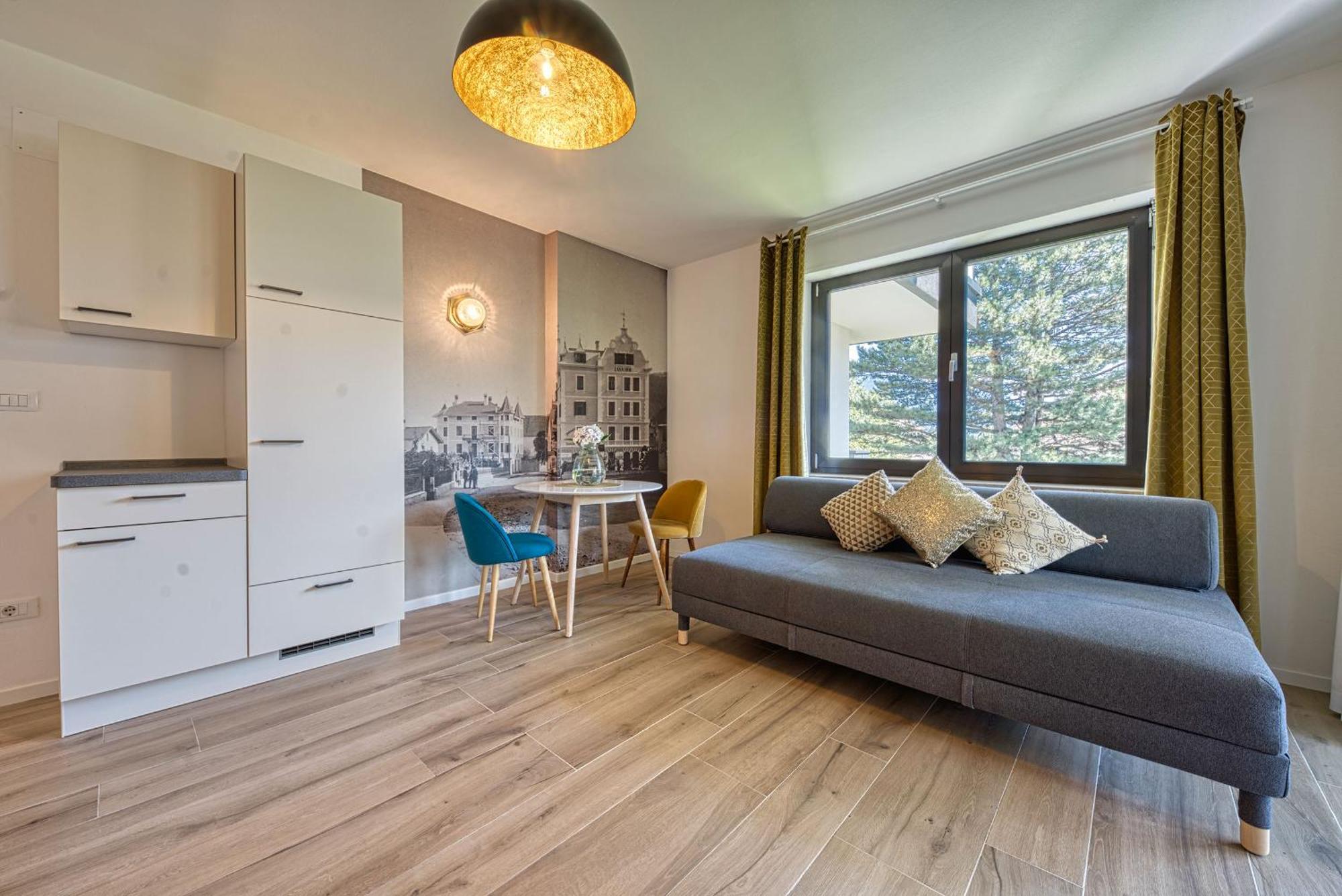 Goldfinger + Suites Lana Bagian luar foto
