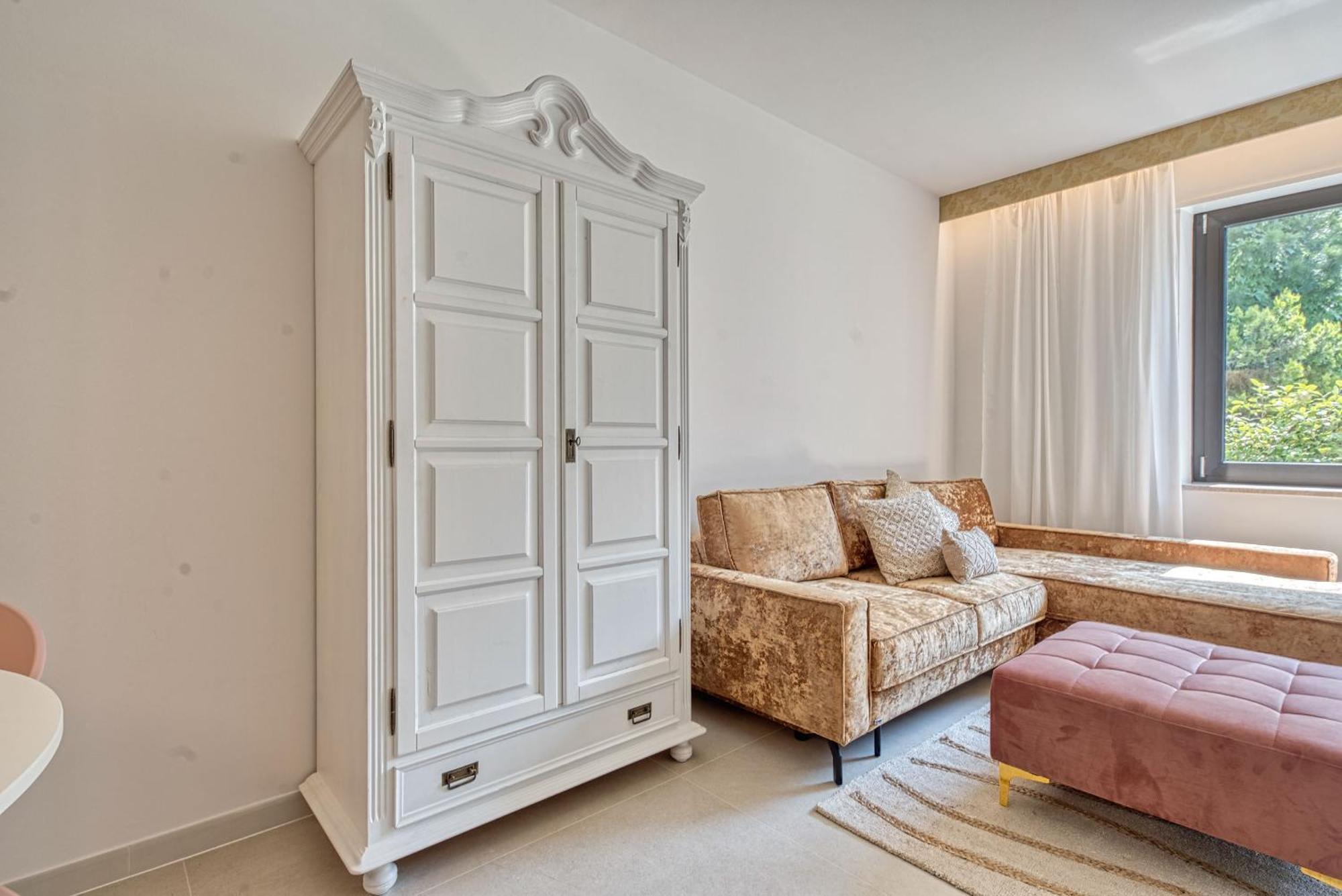 Goldfinger + Suites Lana Bagian luar foto