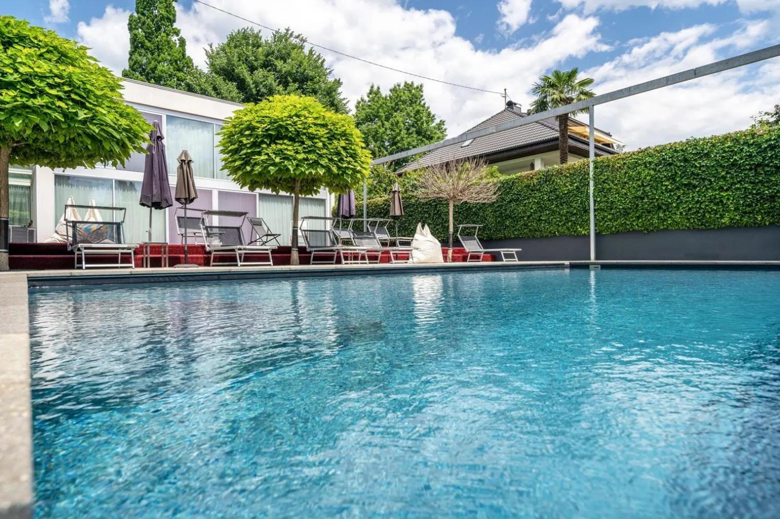 Goldfinger + Suites Lana Bagian luar foto
