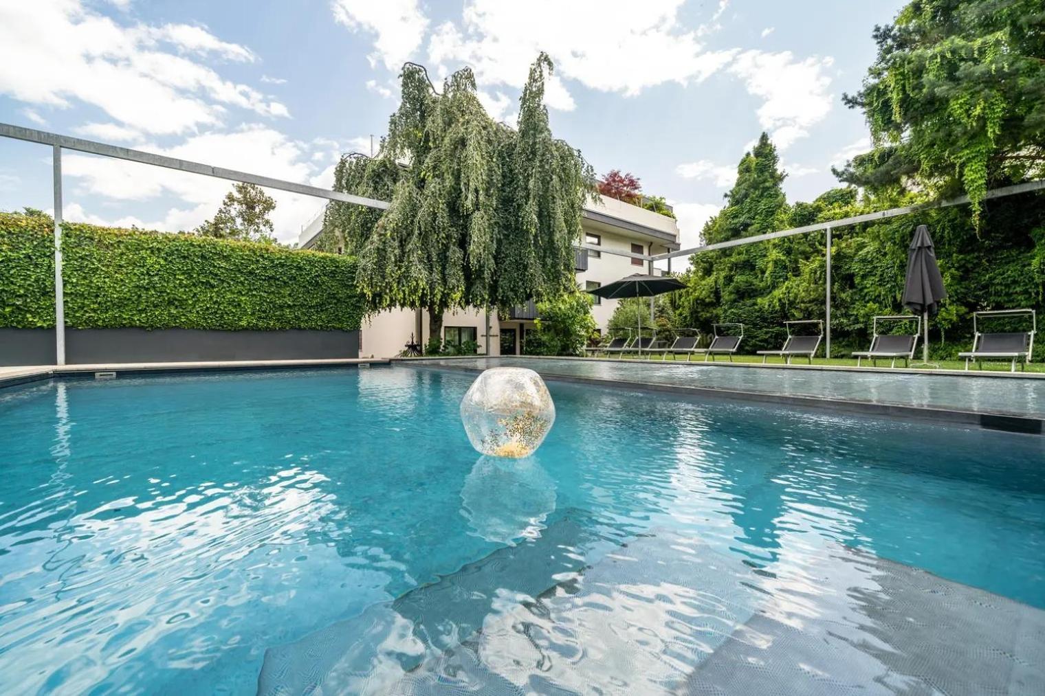 Goldfinger + Suites Lana Bagian luar foto