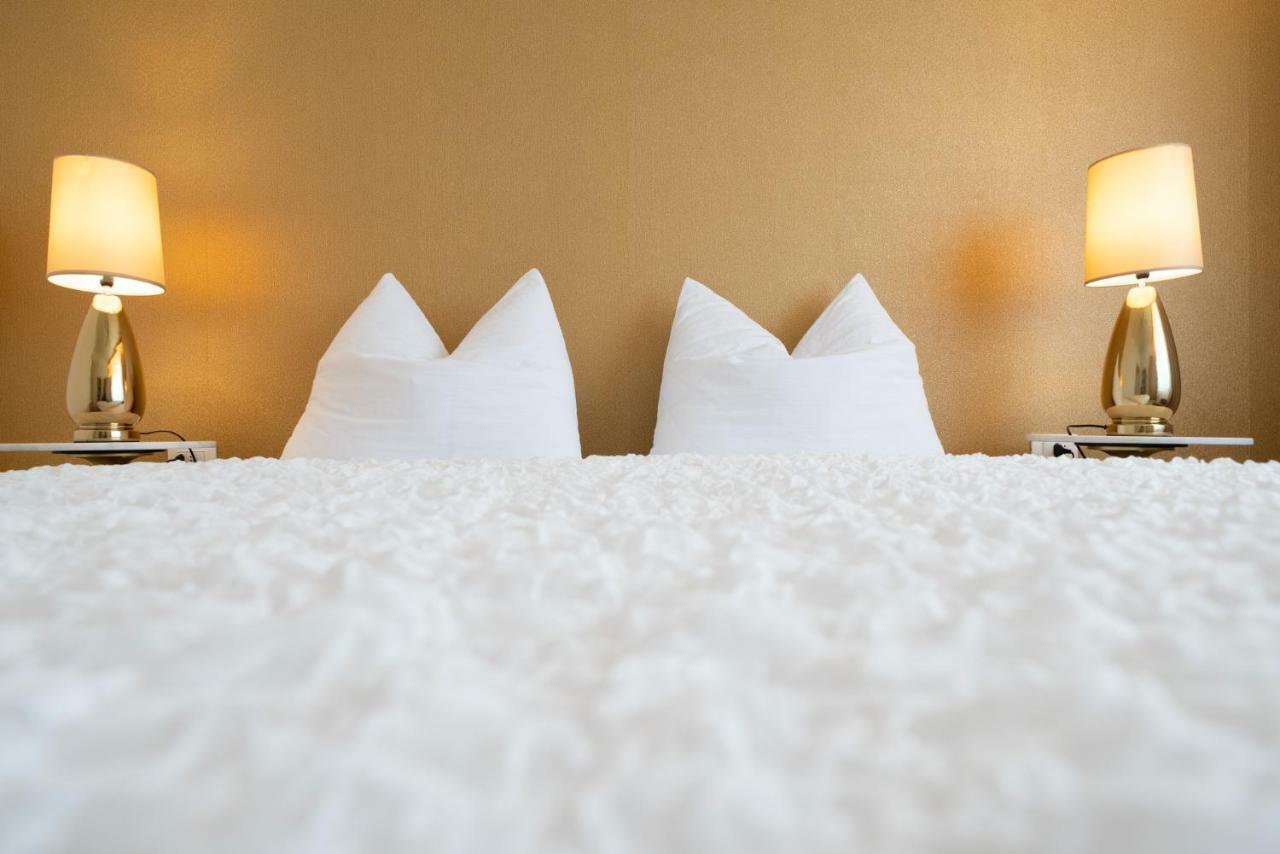 Goldfinger + Suites Lana Bagian luar foto